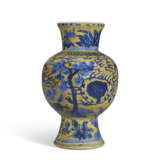 A YELLOW-GROUND BLUE AND WHITE BALUSTER VASE - photo 3