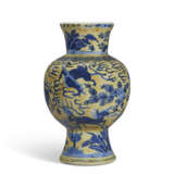 A YELLOW-GROUND BLUE AND WHITE BALUSTER VASE - photo 4