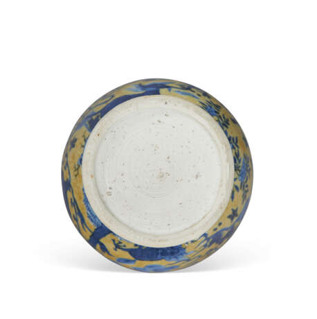 A YELLOW-GROUND BLUE AND WHITE BALUSTER VASE - Foto 5