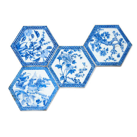 A SET OF FOUR BLUE AND WHITE HEXAGONAL TILES - Foto 1