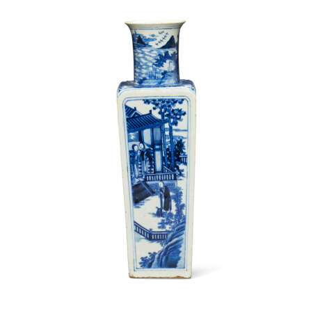 A BLUE AND WHITE FACETED VASE - photo 1