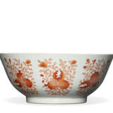 A LARGE IRON-RED AND GILT-DECORATED `SANDUO' BOWL - фото 1