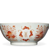 A LARGE IRON-RED AND GILT-DECORATED `SANDUO' BOWL - Foto 3