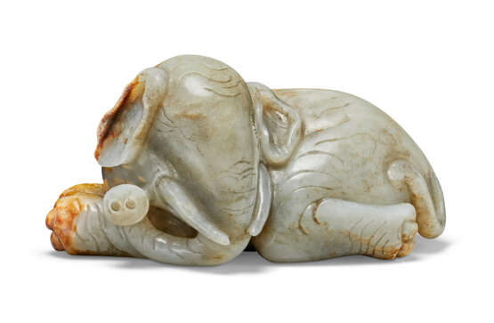 A GREY AND RUSSET JADE FIGURE OF A RECUMBENT ELEPHANT - Foto 1