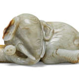 A GREY AND RUSSET JADE FIGURE OF A RECUMBENT ELEPHANT - Foto 1