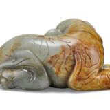 A GREY AND RUSSET JADE FIGURE OF A RECUMBENT ELEPHANT - Foto 2