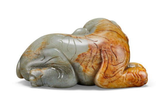 A GREY AND RUSSET JADE FIGURE OF A RECUMBENT ELEPHANT - Foto 2