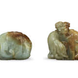 TWO JADE CARVINGS OF ELEPHANTS - Foto 1