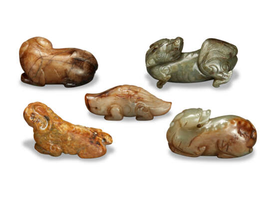 FIVE JADE CARVINGS OF MYTHICAL BEASTS - photo 2