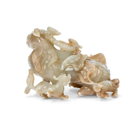 A WHITE AND BROWNISH-GREY JADE FIGURE OF A SEATED MYTHICAL BEAST - Foto 2