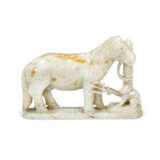 A GREENISH-WHITE AND RUSSET JADE GROUP OF A HORSE AND MONKEY - Foto 1