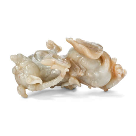 A WHITE AND BROWNISH-GREY JADE FIGURE OF A SEATED MYTHICAL BEAST - фото 4