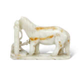 A GREENISH-WHITE AND RUSSET JADE GROUP OF A HORSE AND MONKEY - Foto 2