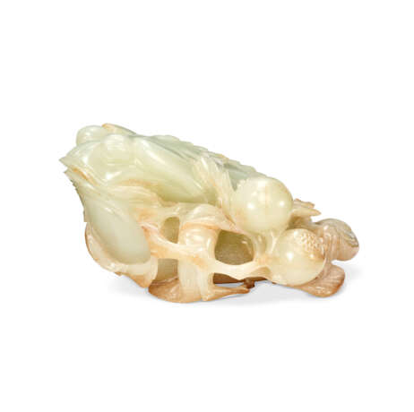 A WHITE AND RUSSET JADE FIGURE OF A THREE-LEGGED TOAD - Foto 1