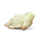 A WHITE AND RUSSET JADE FIGURE OF A THREE-LEGGED TOAD - Foto 2