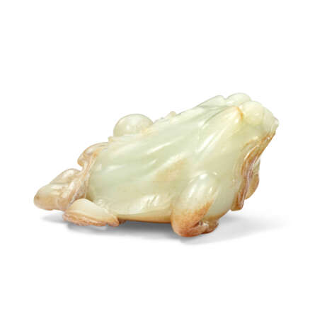 A WHITE AND RUSSET JADE FIGURE OF A THREE-LEGGED TOAD - Foto 2