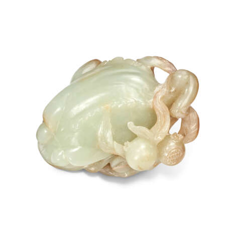 A WHITE AND RUSSET JADE FIGURE OF A THREE-LEGGED TOAD - Foto 3