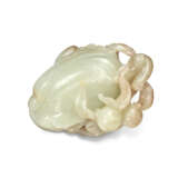 A WHITE AND RUSSET JADE FIGURE OF A THREE-LEGGED TOAD - Foto 3