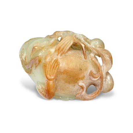 A WHITE AND RUSSET JADE FIGURE OF A THREE-LEGGED TOAD - Foto 4