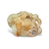 A WHITE AND RUSSET JADE FIGURE OF A THREE-LEGGED TOAD - Foto 4