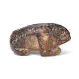 A GREEN AND RUSSET JADE FIGURE OF A RECUMBENT MYTHICAL BEAST - фото 2