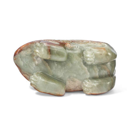 A GREEN AND RUSSET JADE FIGURE OF A RECUMBENT MYTHICAL BEAST - фото 3