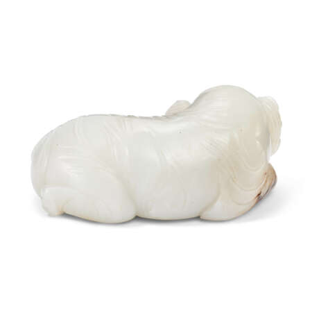 A WHITE JADE FIGURE OF A RECUMBENT ELEPHANT - photo 2