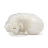 A WHITE JADE FIGURE OF A RECUMBENT ELEPHANT - photo 4