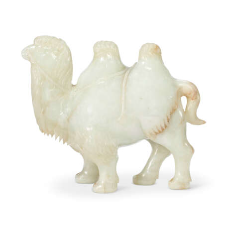 A PALE GREENISH-WHITE JADE FIGURE OF A STRIDING CAMEL - Foto 1