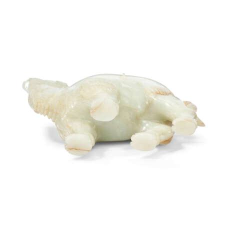 A PALE GREENISH-WHITE JADE FIGURE OF A STRIDING CAMEL - Foto 3