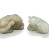 TWO JADE CARVINGS OF CATS - photo 1