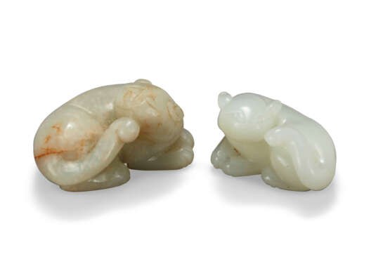 TWO JADE CARVINGS OF CATS - фото 1