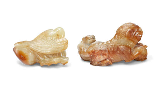 A BEIGE JADE CARVING OF A BIRD AND A WHITE AND RUSSET JADE CARVING OF A LION - фото 2