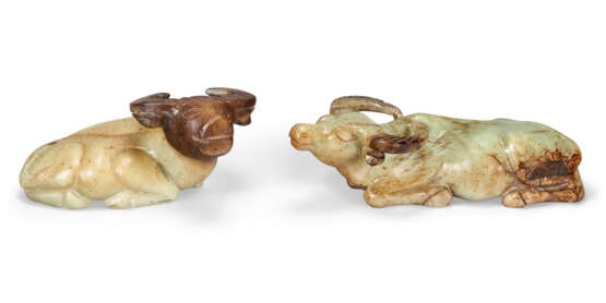 TWO JADE BUFFALO CARVINGS - Foto 1