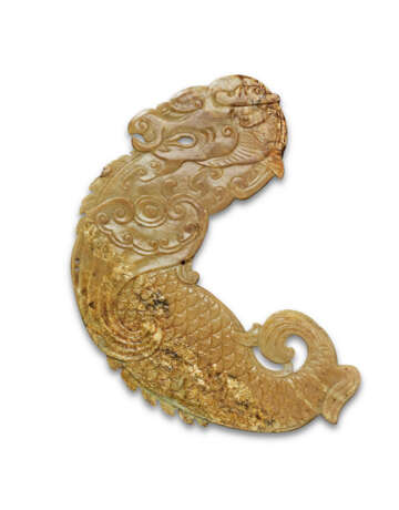 A CARAMEL-TAUPE JADE ARCHAISTIC FLATTENED DRAGON-FISH PLAQUE - Foto 2