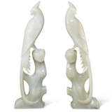 A PAIR OF GREENISH-WHITE JADE CARVINGS OF BIRDS - Foto 1