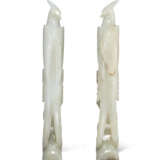 A PAIR OF GREENISH-WHITE JADE CARVINGS OF BIRDS - Foto 2