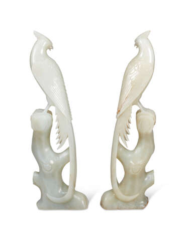 A PAIR OF GREENISH-WHITE JADE CARVINGS OF BIRDS - фото 3