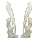 A PAIR OF GREENISH-WHITE JADE CARVINGS OF BIRDS - Foto 3