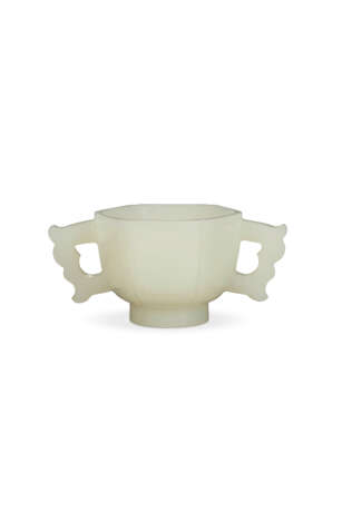 A TWO-HANDLED WHITE GLASS HEXAGONAL CUP - фото 1