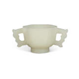 A TWO-HANDLED WHITE GLASS HEXAGONAL CUP - фото 3