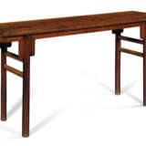 A HUANGHUALI AND HUANGHUALI-VENEERED RECESSED-LEG TABLE - Foto 3
