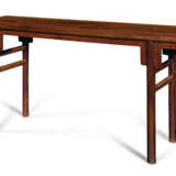 A HUANGHUALI AND HUANGHUALI-VENEERED RECESSED-LEG TABLE - Foto 4