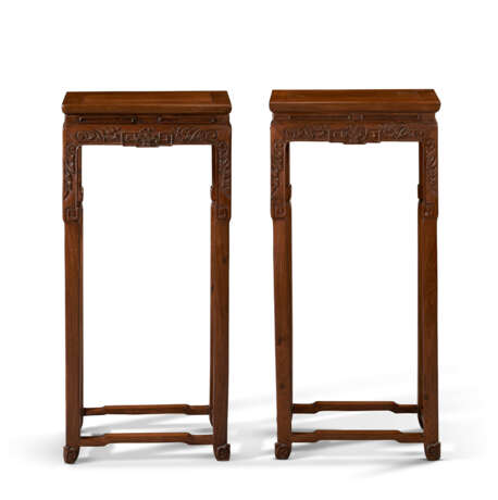 A PAIR OF HUALI STANDS - Foto 1