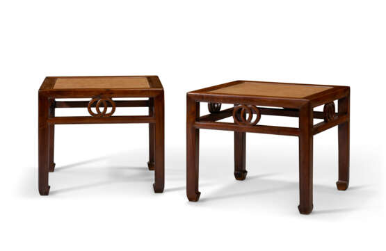 A PAIR OF HARDWOOD SQUARE STOOLS - Foto 1