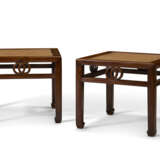 A PAIR OF HARDWOOD SQUARE STOOLS - Foto 2