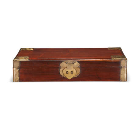 A HUANGHUALI RECTANGULAR BOX AND COVER - Foto 1