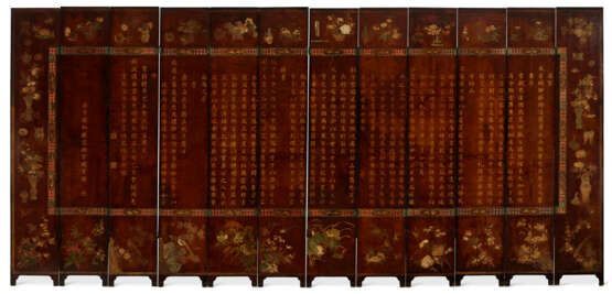 A CHINESE TWELVE-PANEL BROWN AND POLYCHROME COROMANDEL LACQUER SCREEN - Foto 2