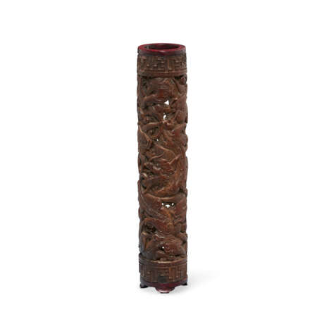 A RETICULATED BAMBOO AND LACQUERED SOFTWOOD CYLINDRICAL INCENSE HOLDER - Foto 1