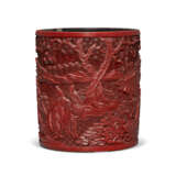 A CARVED RED LACQUER BRUSH POT - Foto 2